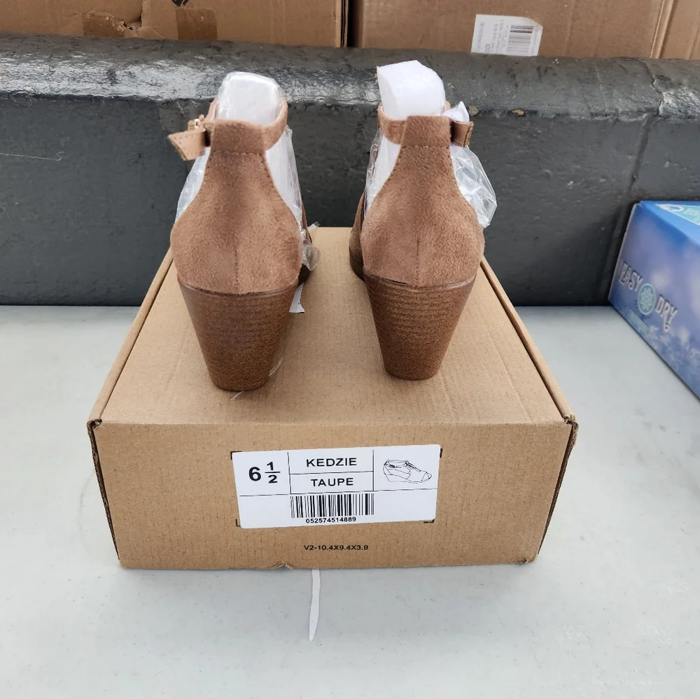 Tan Wedge Shoes with Peep-Toe Design - Picture 4 of 4